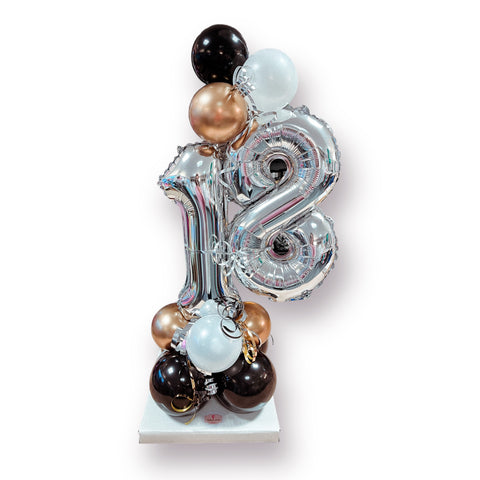 Ballongestell aus zwei Folienzahlen | silberne Folienzahlen mit 8 Latexballons in weiß, chrom gold & schwarz